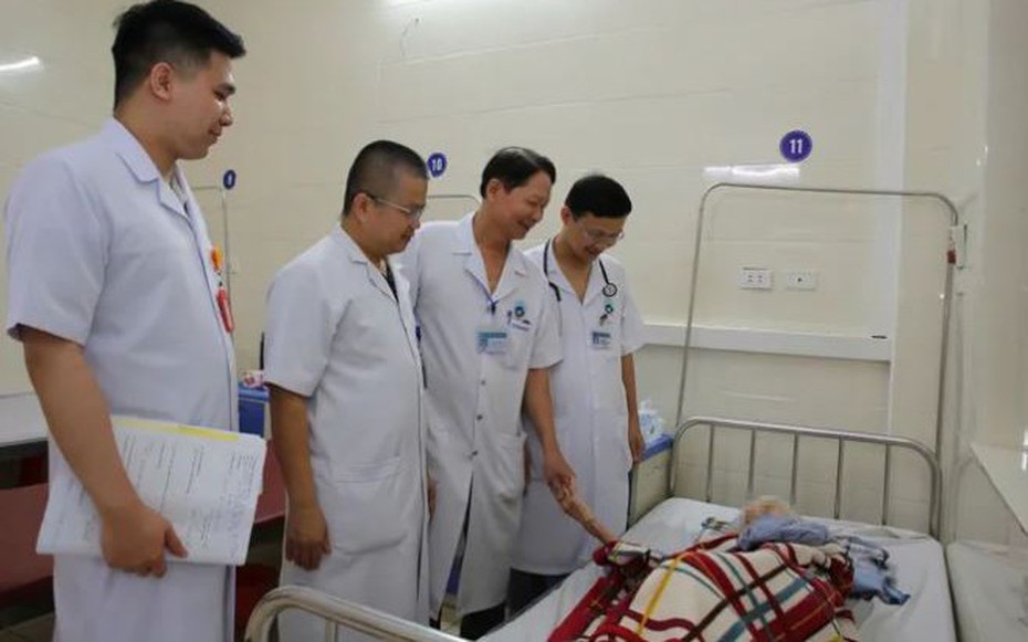 Khám cho cụ bà 95 tuổi, bác sĩ bất ngờ phát hiện cành cây trong lồng ngực