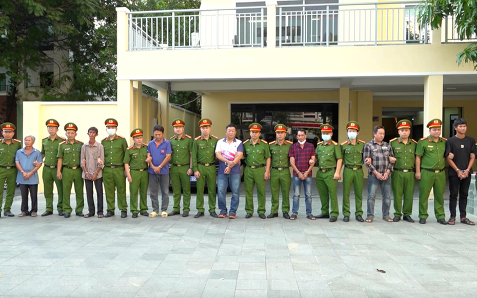 Lộ diện thêm cán bộ hải quan trong đường dây buôn lậu xăng dầu núp bóng "tạm nhập tái xuất"