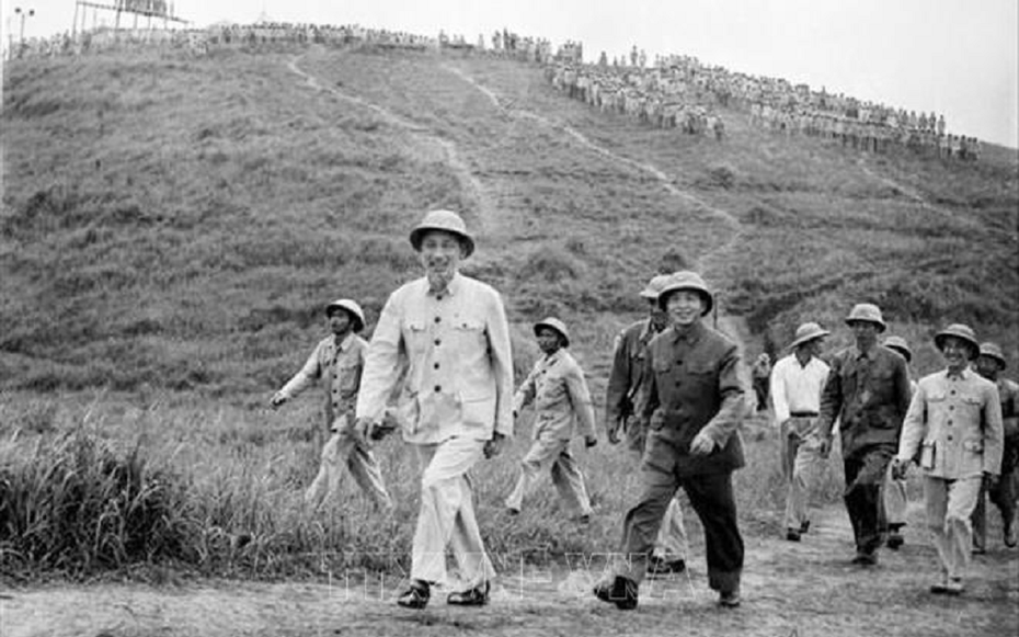 Bác vẫn cùng chúng cháu hành quân