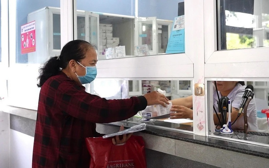 Ngừng cấp thẻ BHYT giấy từ 1/6, người dân cần chuẩn bị gì khi đi khám bệnh?