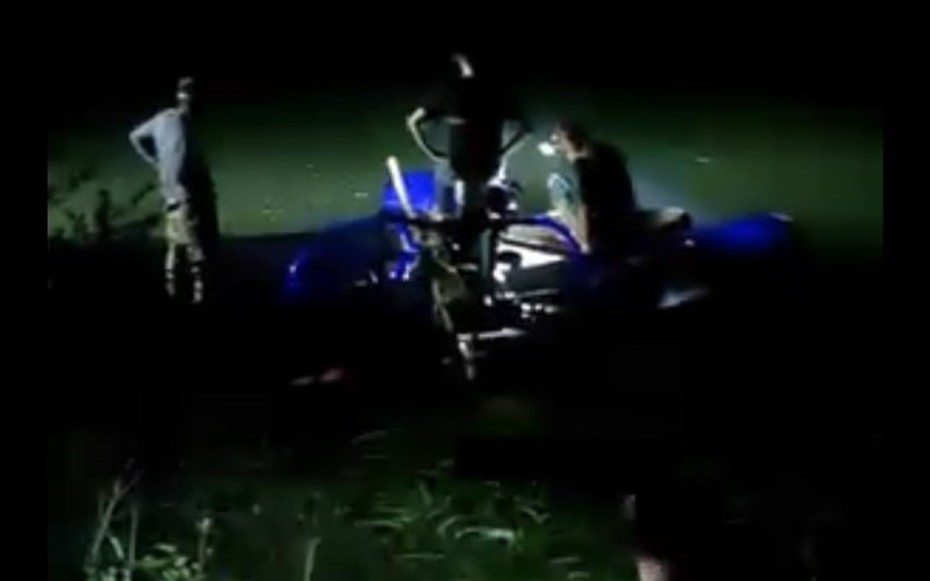 Phát hiện khúc gỗ tiền tỷ dưới lòng suối khi đi bắt cá, lén lút khai quật trong đêm thì bị phát hiện