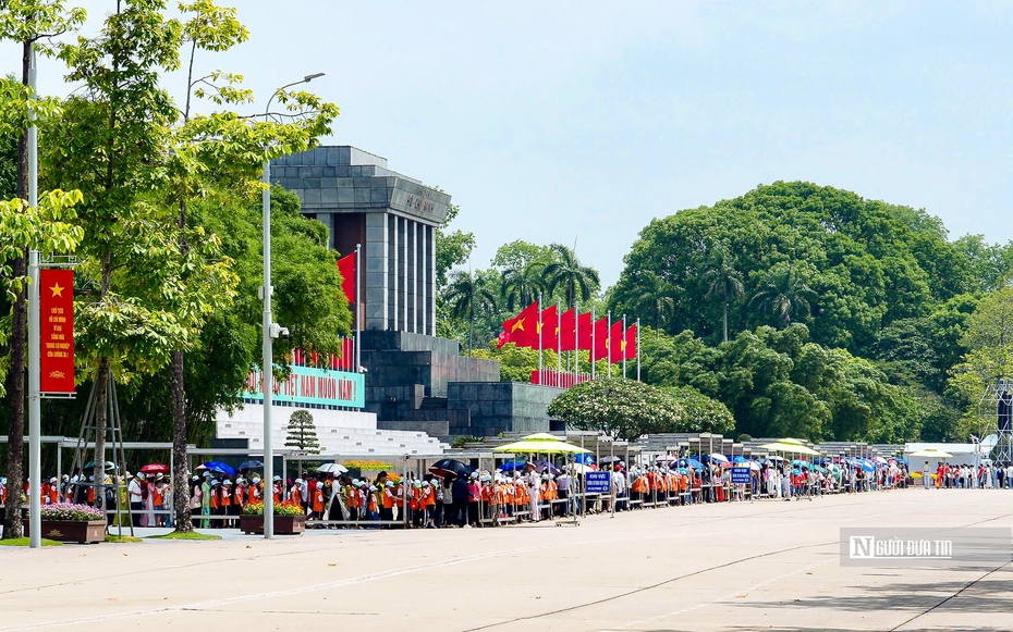 Hàng nghìn người dân xếp hàng vào Lăng viếng Bác 