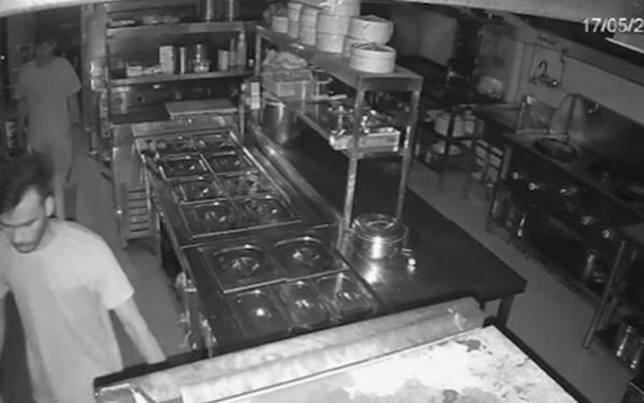 Đột nhập cửa hàng bánh kẹo, 2 tên trộm có hành động khiến nhiều người sốc nặng