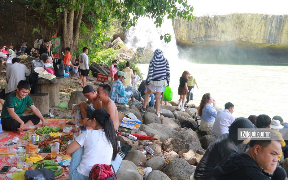 Thác nước hùng vĩ giữa đại ngàn Tây Nguyên thu hút hơn 3.000 du khách mỗi ngày