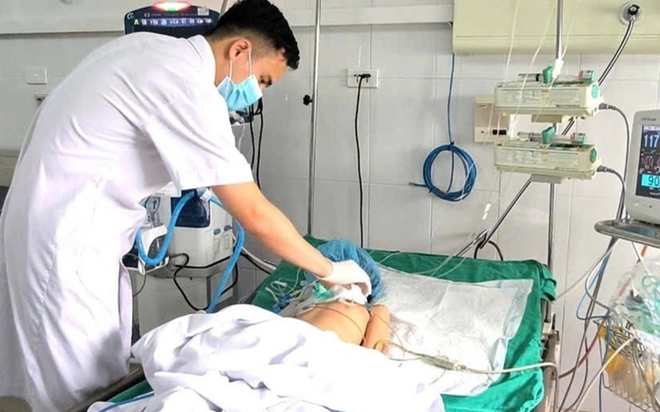 Bé gái nguy kịch vì một vết thương nhỏ ở chân
