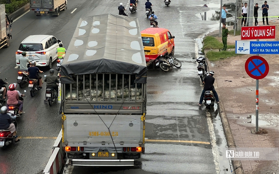 Xe tải va chạm với xe máy trước chợ đầu mối Thủ Đức, 2 người tử vong