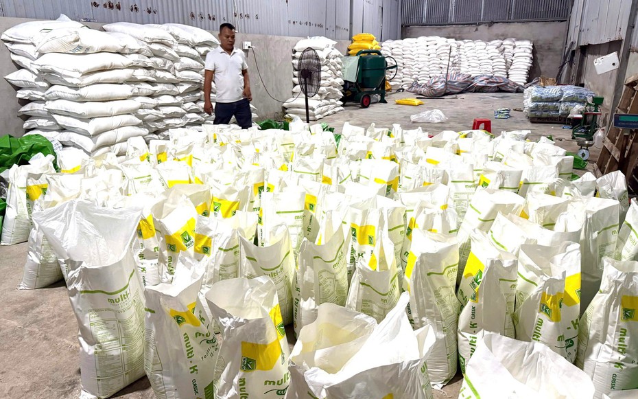 Đột kích xưởng sản xuất phân bón giả, nhập nguyên liệu từ Trung Quốc