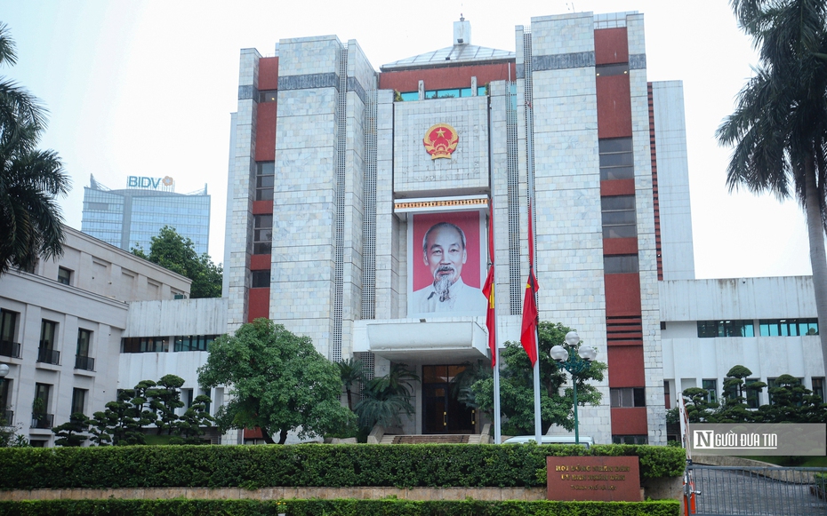Hà Nội đồng loạt treo cờ rủ tưởng niệm nguyên Chủ tịch nước Trần Đức Lương