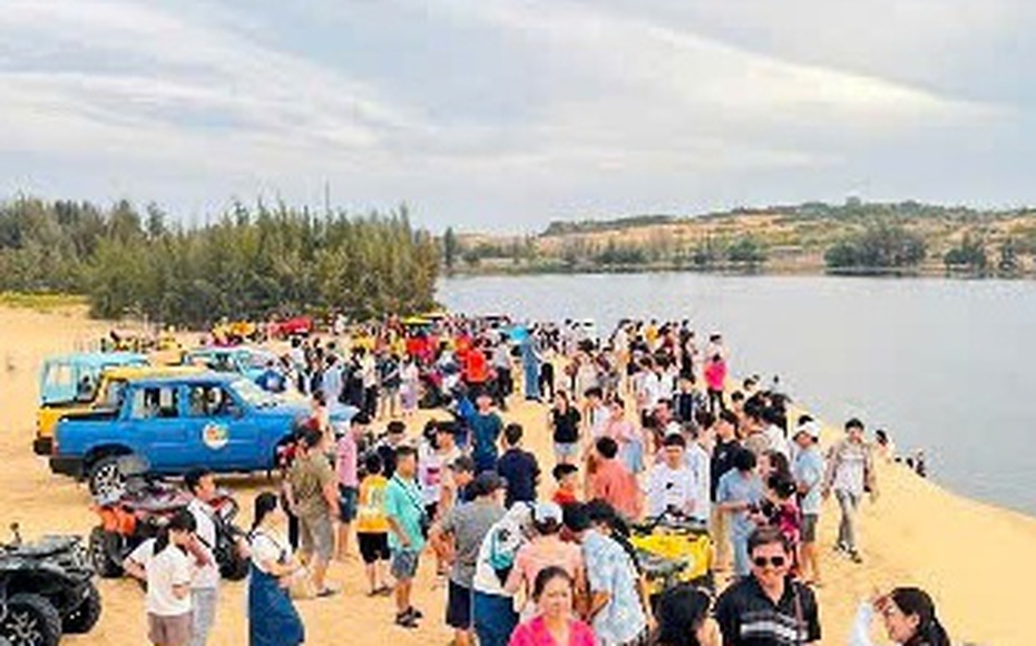 Bình Thuận: Xe địa hình chở 8 người rơi xuống hồ Bàu Trắng, một du khách tử vong