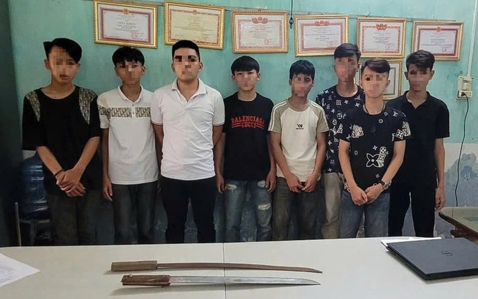 Nhóm thanh thiếu niên vô cớ chém người đi đường