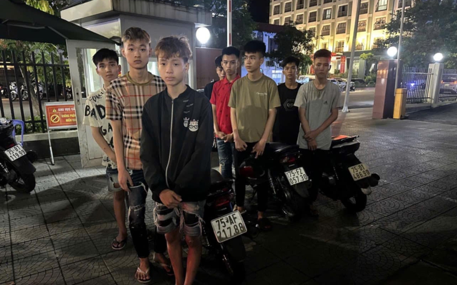 Tóm gọn 11 thanh thiếu niên mang dao, súng ná náo loạn đường phố trong đêm