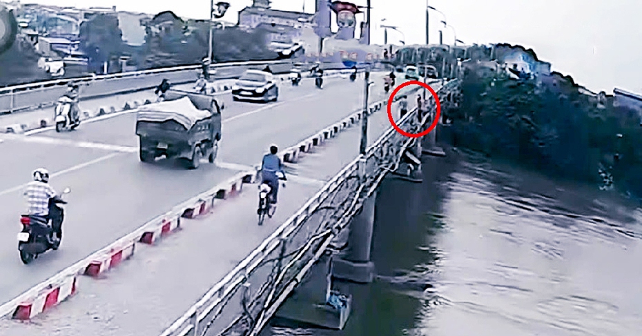 Cô giáo lao xuống dòng nước chảy xiết cứu nữ sinh lớp 12 nhảy cầu
