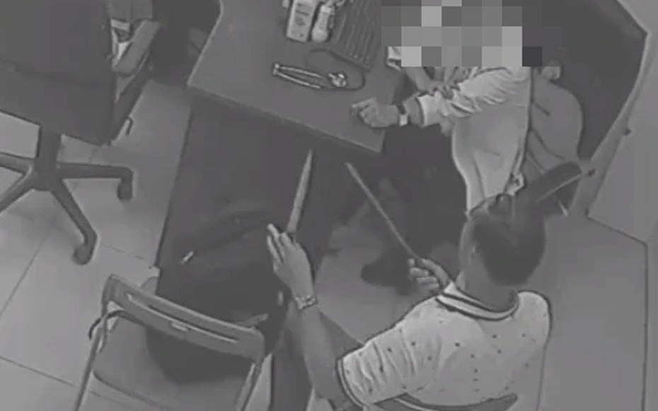 Điều tra vụ một bác sĩ bị đồng nghiệp đâm trọng thương  tại phòng khám