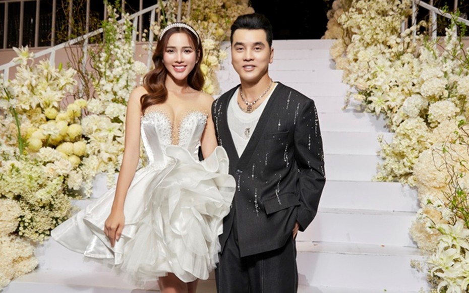 "Chú rể" Ưng Hoàng Phúc và "cô dâu" Kim Cương sánh đôi thu hút mọi ánh nhìn