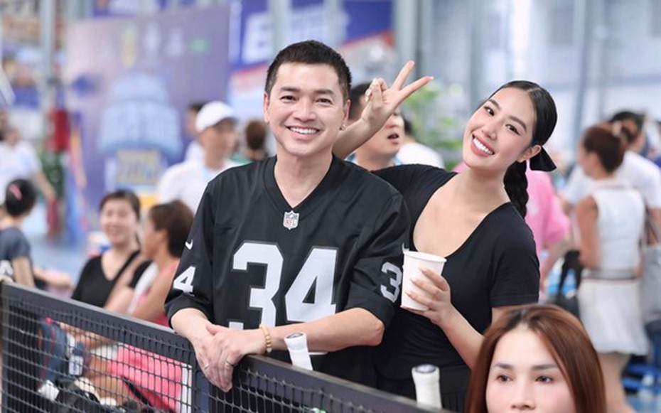 "Ông bố bỉm sữa" ở tuổi U70 đi cổ vũ bạn gái 9X thi pickleball khiến khán giả sốc