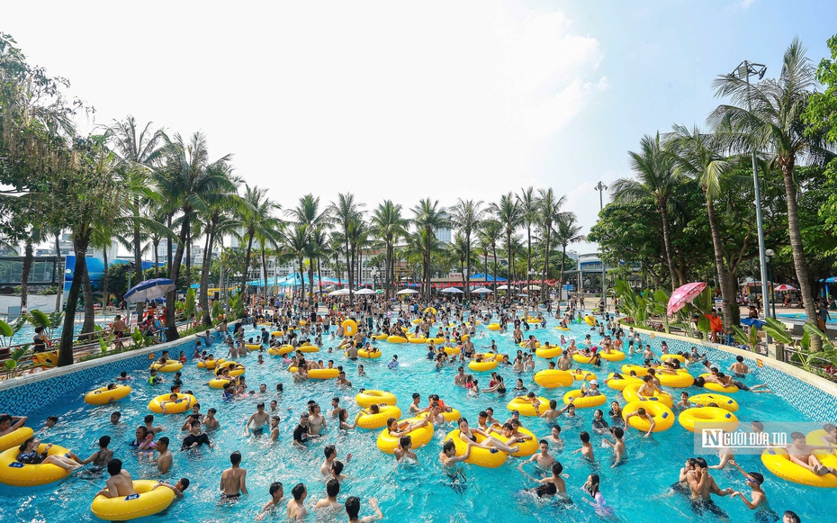 Hàng nghìn người dân đổ về công viên nước giải nhiệt dịp nghỉ lễ 30/4 – 1/5
