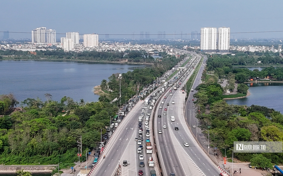 Chưa hết nghỉ lễ, người dân ùn ùn trở lại Hà Nội