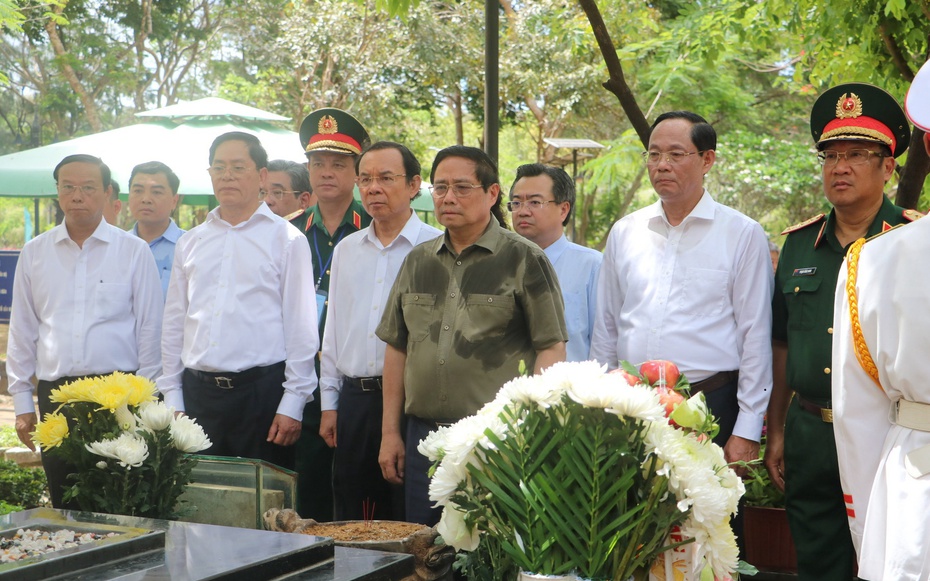 Thủ tướng Phạm Minh Chính tri ân các thế hệ đã hy sinh vì Tổ quốc tại Côn Đảo