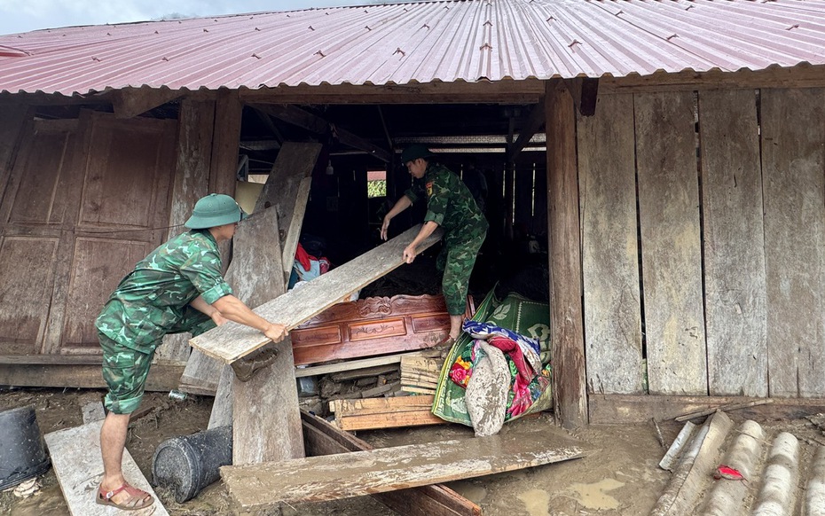 Lực lượng cơ sở Nghệ An căng mình khắc phục hậu quả lũ quét