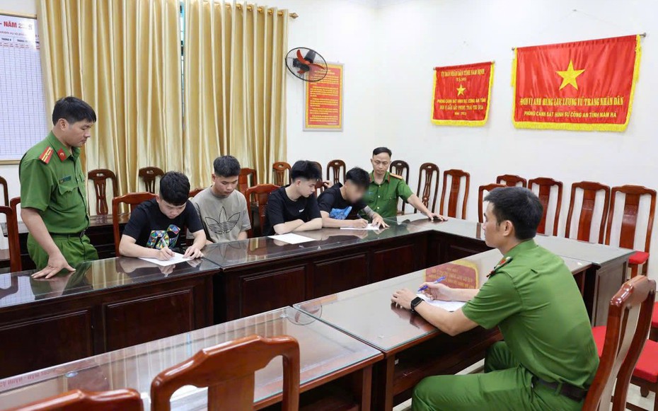 Tạm giữ nhóm thanh thiếu niên đi xe máy tốc độ cao, lạng lách rồi "khoe" trên mạng