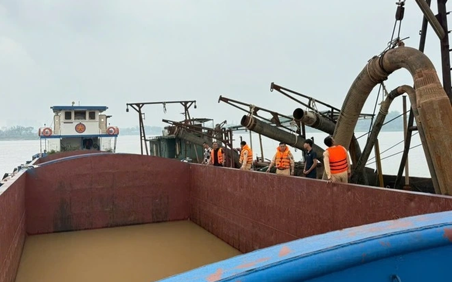 Công an truy đuổi, bắt giữ nhóm cát tặc khai thác trái phép trên sông Hồng