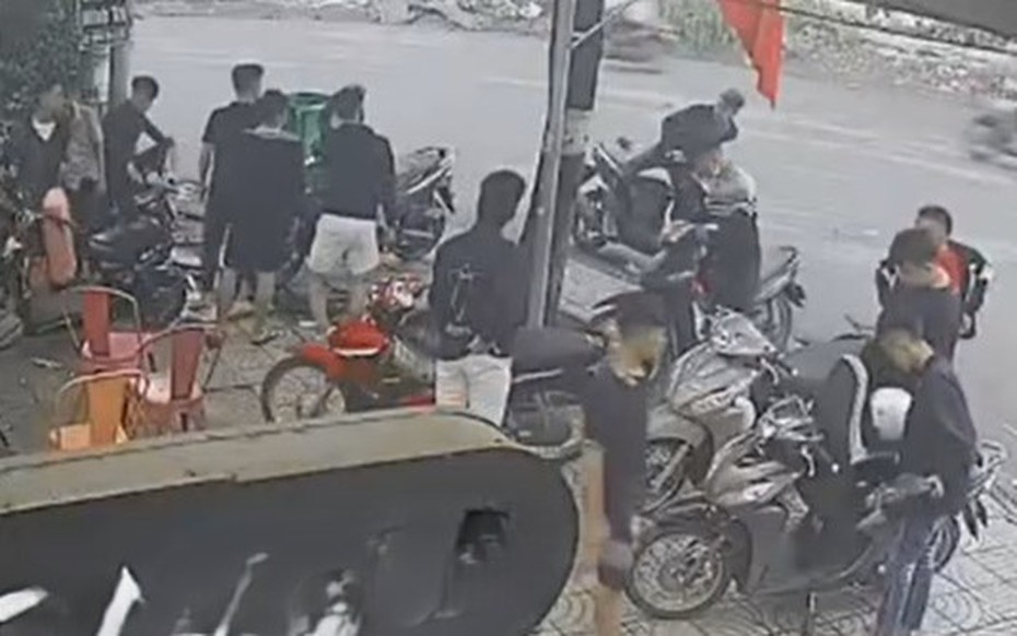 2 nhóm thanh thiếu niên dùng vỏ chai bia và hung khí rượt đuổi nhau trên đường