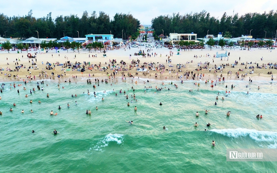 Bãi biển “hồi sinh” sau khi bị mưa bão tàn phá, hút hàng nghìn du khách trong dịp nghỉ lễ