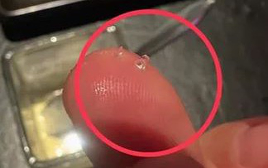 Đang ăn kem, người đàn ông "tái mặt" khi phát hiện thứ đáng sợ