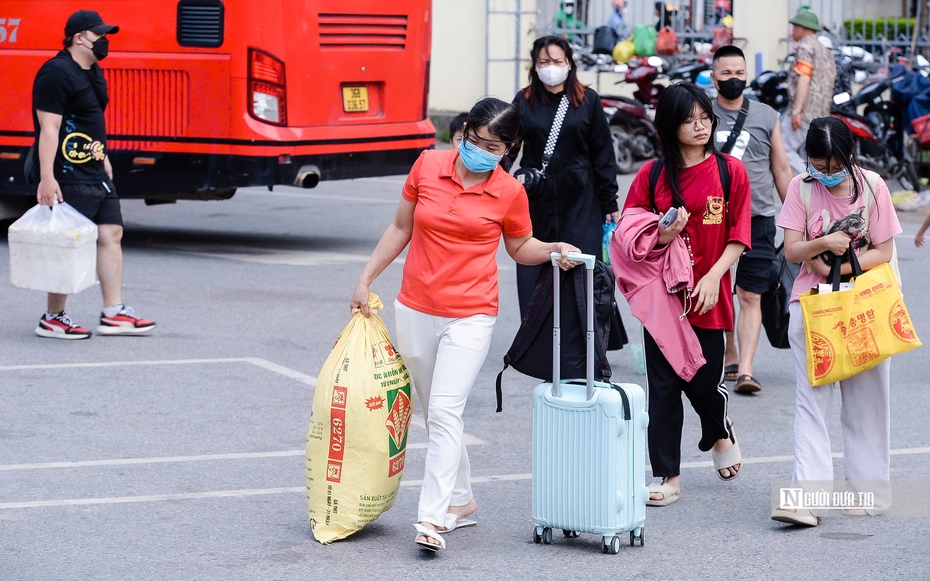 Người dân lỉnh kỉnh đồ đạc trở lại Hà Nội sau 5 ngày nghỉ lễ