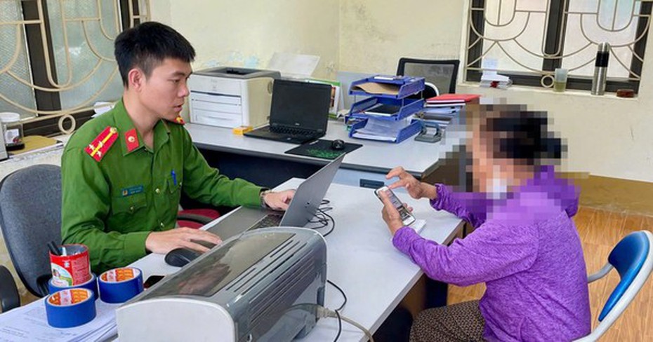 Tức tốc ra ngân hàng chuyển khoản sau cuộc gọi video của công an rởm, cụ bà U80 suýt mất 200 triệu đồng