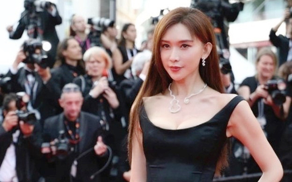 Hình ảnh gây sốc của "mỹ nhân được khao khát nhất showbiz" nghi đổ vỡ hôn nhân?