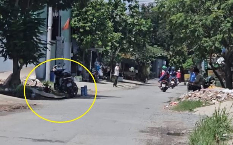 Đang đi xe máy, người đàn ông bất ngờ loạng choạng tay lái, ngã xuống đường tử vong