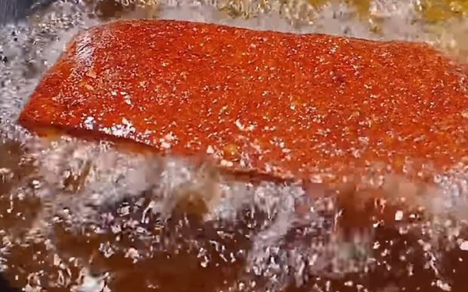 Đặc sản chờ gần 5 tiếng mới "ra lò", xưa ít người biết nay dân phố thích mê