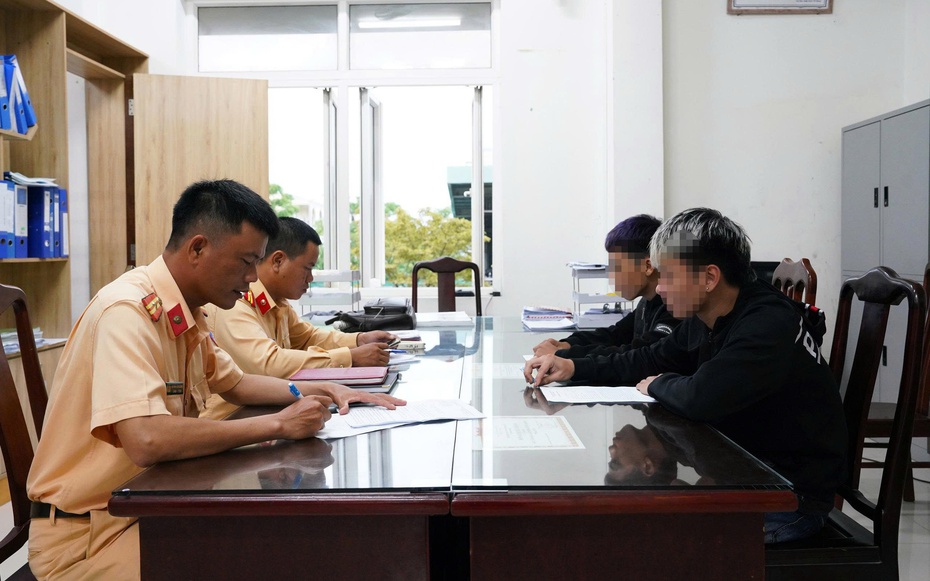 Giao xe mô tô cho con trai chưa đủ điều kiện điều khiển, người cha bị lập biên bản