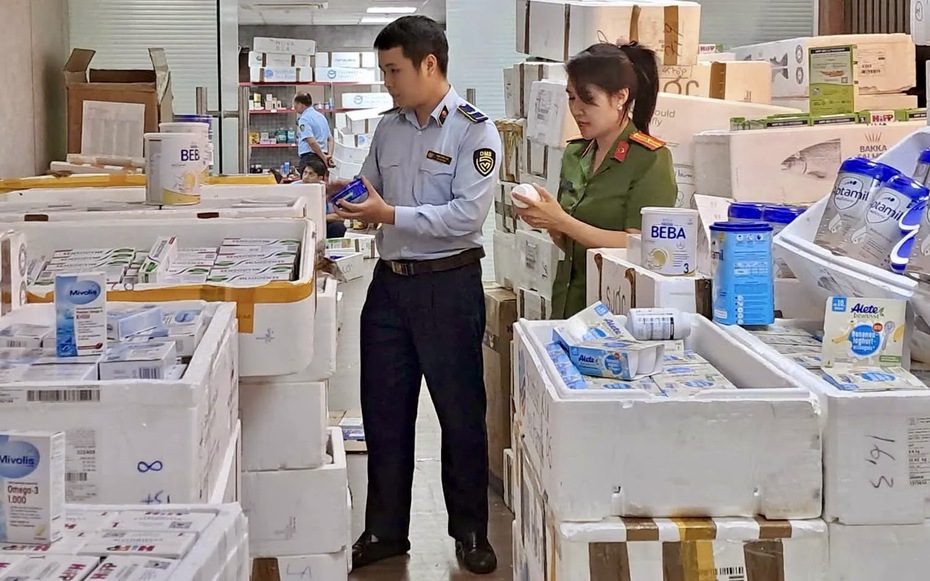Hà Nội: Phát hiện kho trữ sữa, thực phẩm chức năng, mỹ phẩm nhập lậu 
