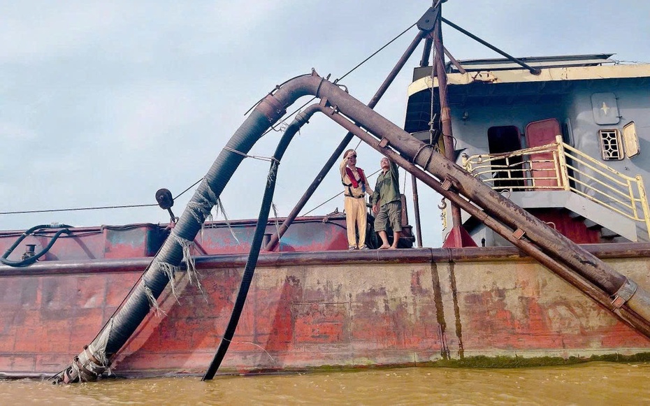 Phát hiện tàu hoán cải, hút cát trái phép trên sông Hồng