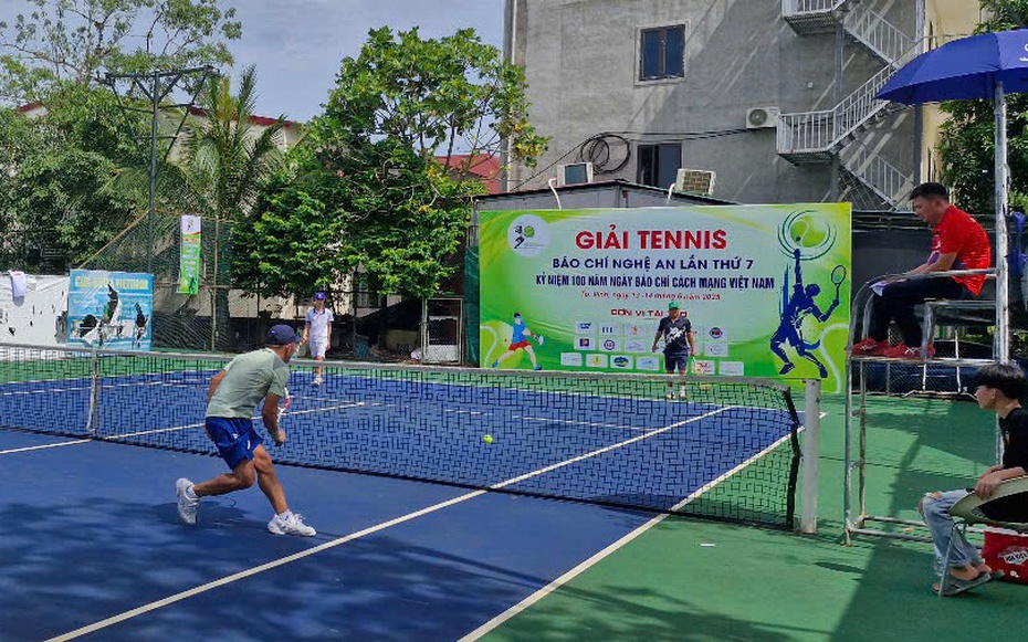 Nhiều vận động viên quốc gia tham dự giải Tennis Báo chí Nghệ An