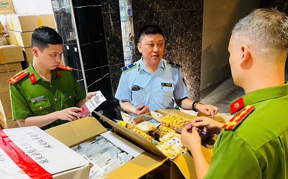Phát hiện lô kẹo socola, táo đỏ không rõ nguồn gốc tại “thủ phủ bánh kẹo” La Phù