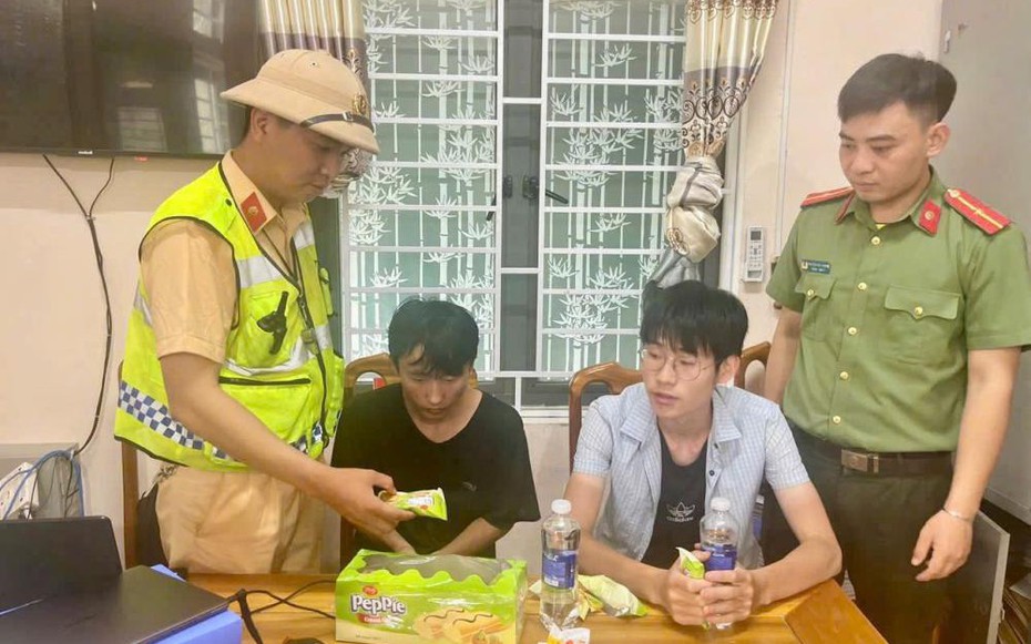 Phát hiện 2 thanh niên ngoại quốc bị dụ dỗ “việc nhẹ lương cao”, lạc sang ở Việt Nam