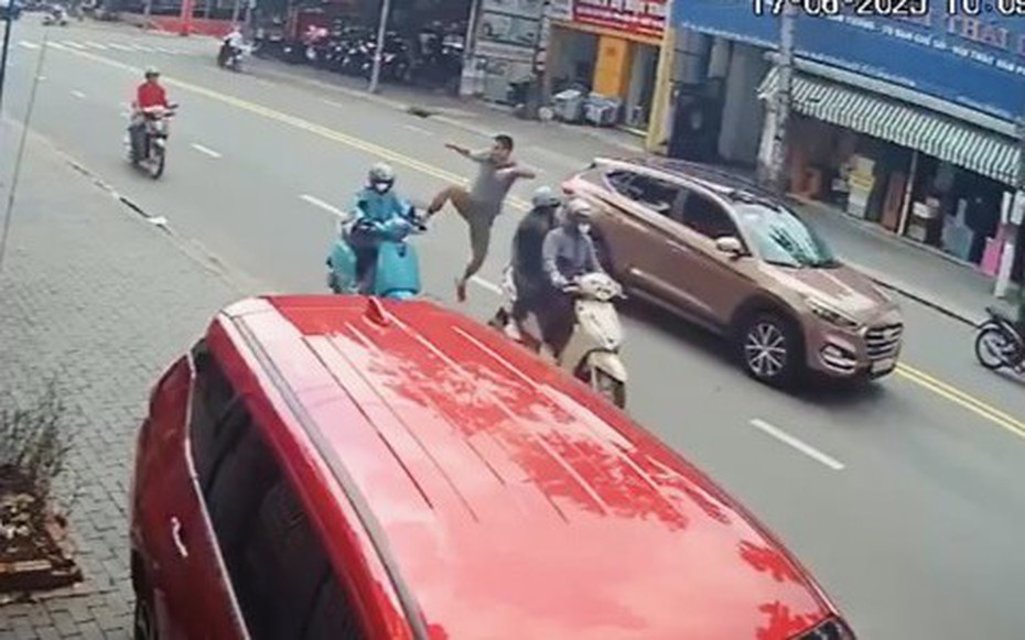 Người đàn ông xuống ô tô đạp ngã nữ tài xế 26 tuổi khai gì?