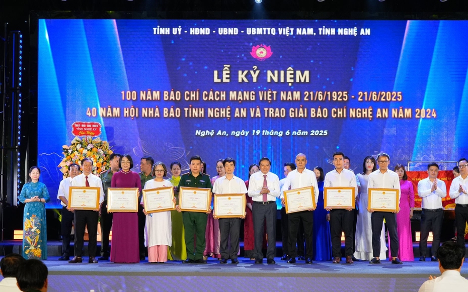 Văn phòng miền Trung - Tạp chí Đời sống & Pháp luật nhận bằng khen của UBND tỉnh Nghệ An