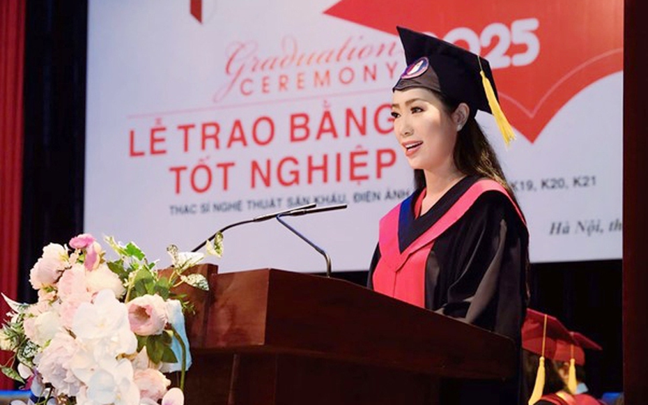 Cuộc sống ở tuổi 54 của Á hậu Việt Nam vừa nhận bằng Thạc sỹ