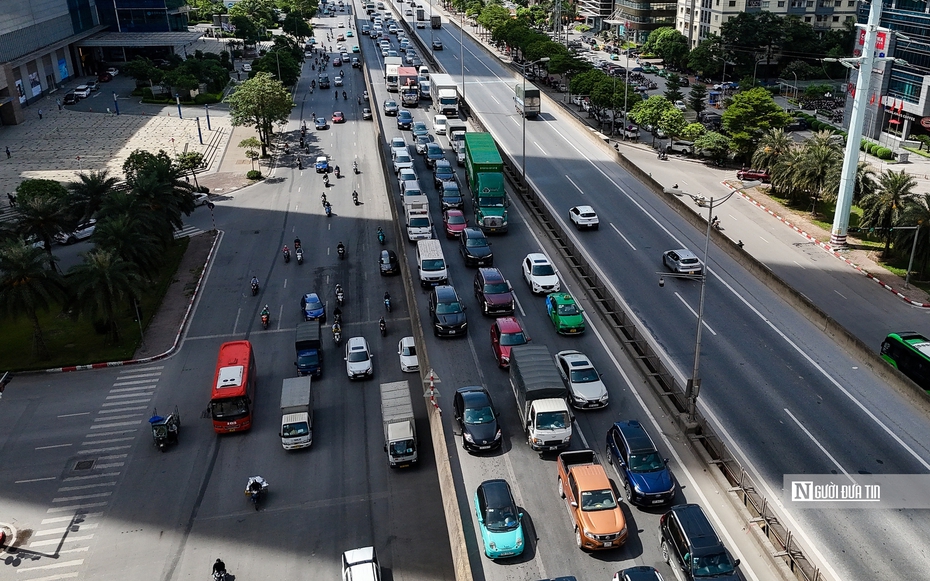 Hà Nội: Loạt phương tiện nối đuôi hàng km di chuyển qua đoạn sửa chữa vành đai 3