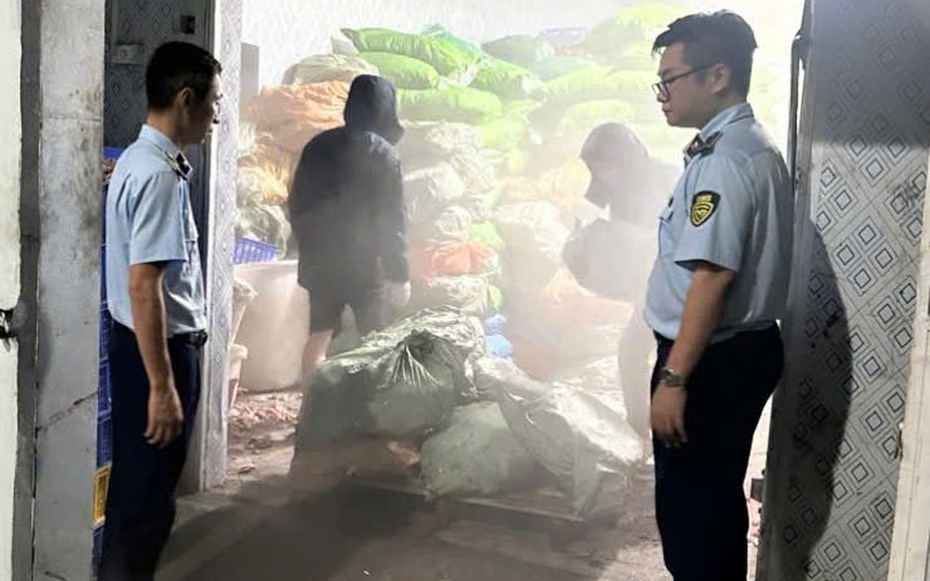 Phát hiện hơn 12 tấn chân gà bốc mùi đang được trữ đông để tiêu thụ