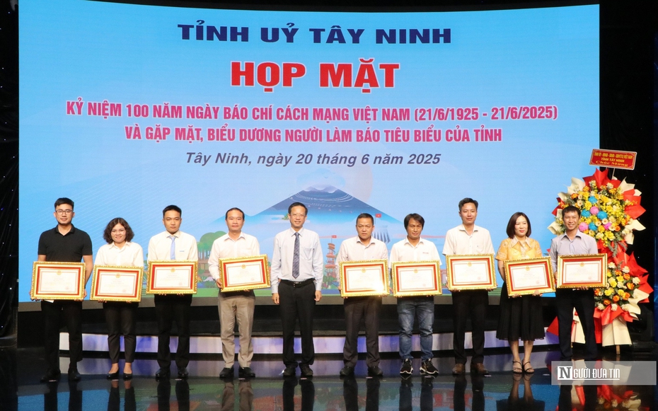 Văn phòng đại diện phía Nam - Tạp chí Đời sống & Pháp luật nhận Bằng khen của Chủ tịch UBND tỉnh Tây Ninh