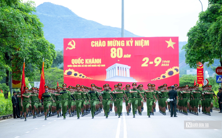 Tận mắt thấy chiến sĩ công an luyện tập dưới nắng hè bỏng rát
