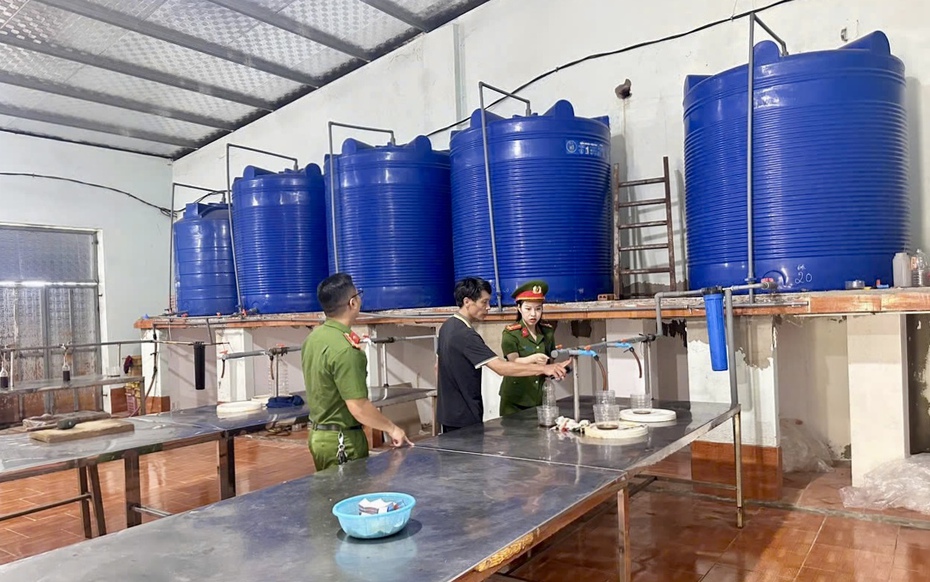 Hé lộ nguồn gốc nghìn chai nước mắm bị vứt bỏ ở bụi rậm ven đường