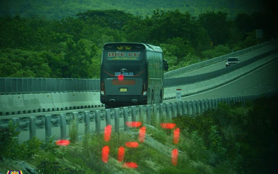 Xe khách chở theo 22 người "phóng như bay", vượt tốc độ cho phép trên 37km/h