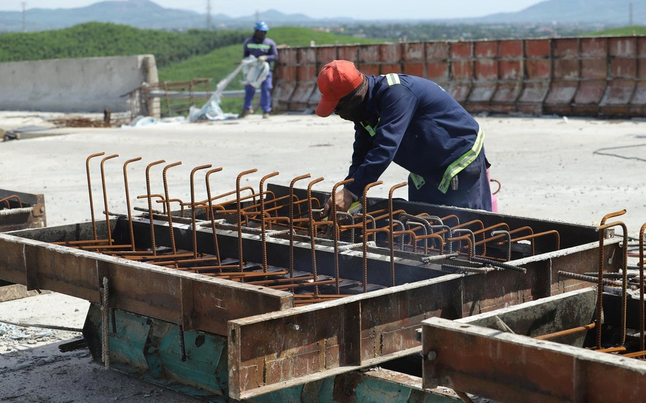 Nắng cháy da trên công trường cao tốc Vũng Áng – Bùng