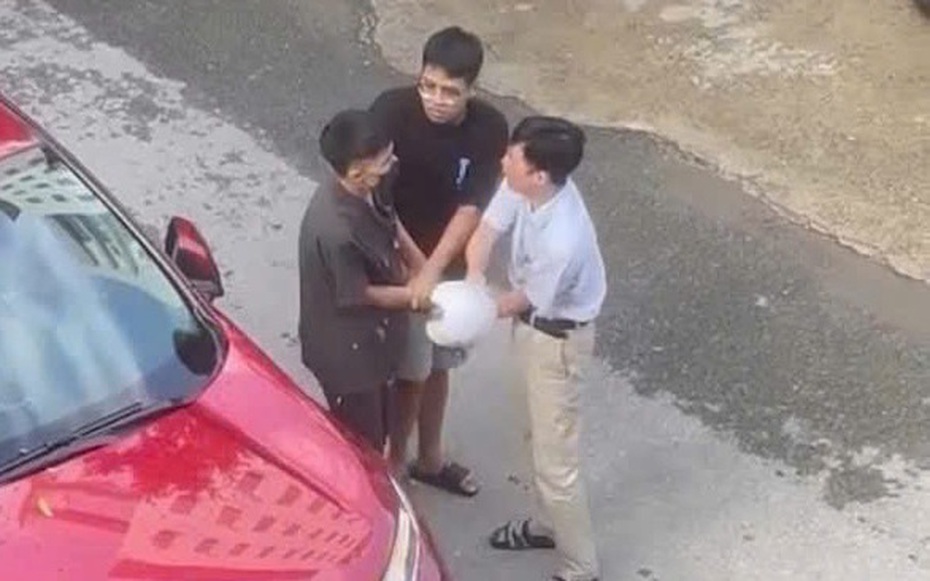 Điều tra vụ 2 bố con đánh người khác chảy máu đầu rồi hỏi "có biết tao là ai không"